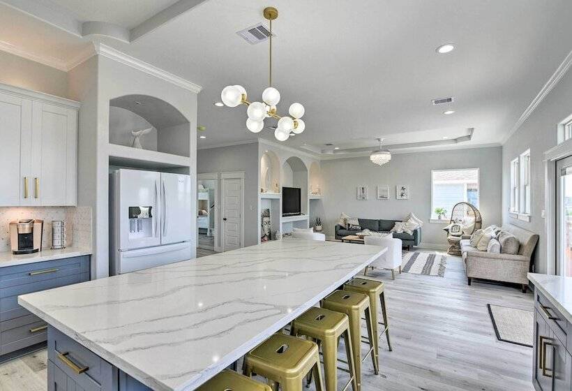 Walk To Beach: Chic Crystal Beach Escape W/ Deck!