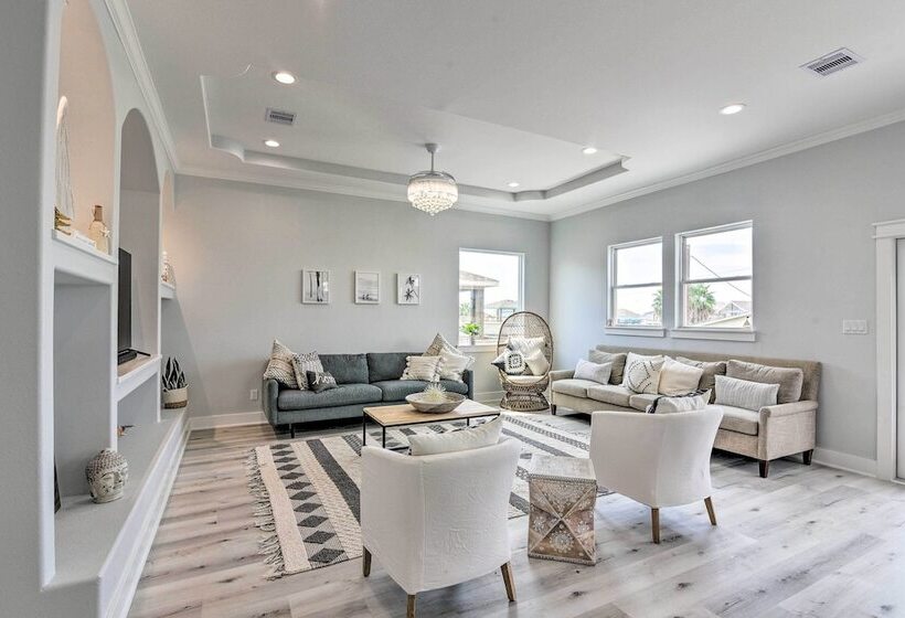 Walk To Beach: Chic Crystal Beach Escape W/ Deck!