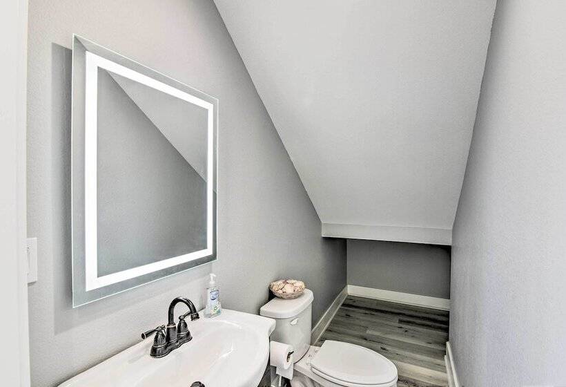 Walk To Beach: Chic Crystal Beach Escape W/ Deck!