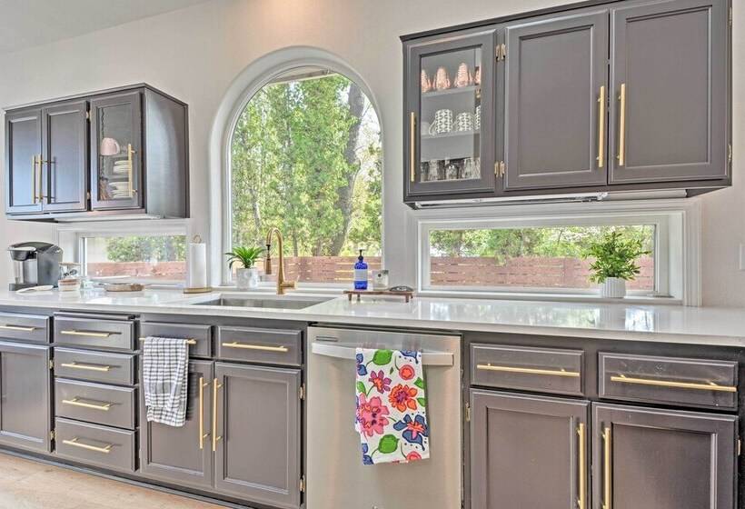 Chic Grants Pass Home   1 Mi To Drinks & Dining!