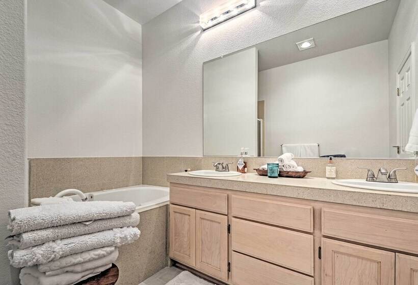 Chic Grants Pass Home   1 Mi To Drinks & Dining!