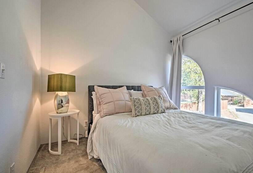 Chic Grants Pass Home   1 Mi To Drinks & Dining!