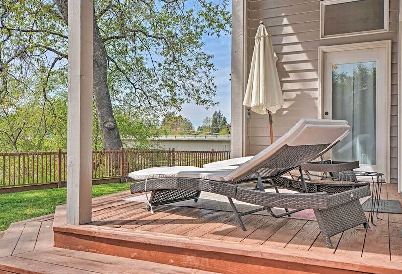 Chic Grants Pass Home   1 Mi To Drinks & Dining!