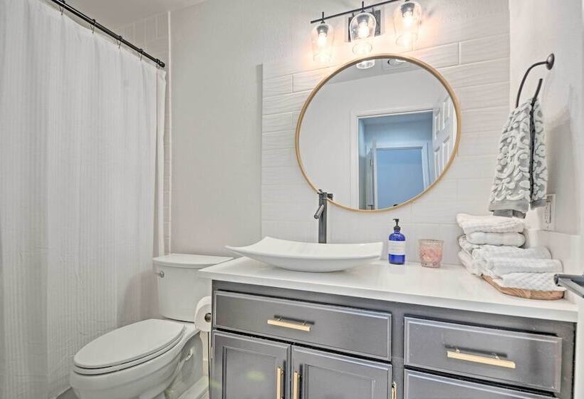 Chic Grants Pass Home   1 Mi To Drinks & Dining!