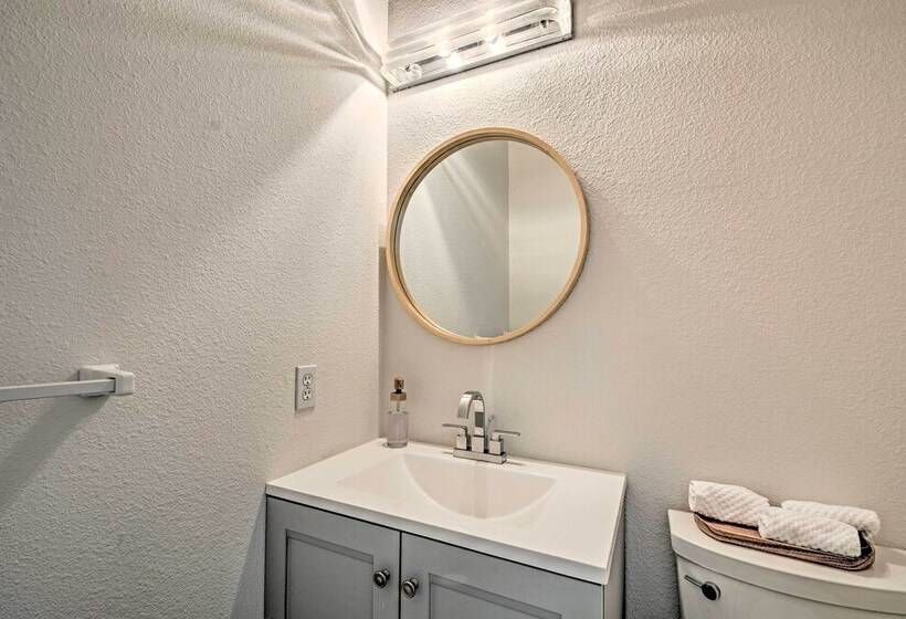 Chic Grants Pass Home   1 Mi To Drinks & Dining!