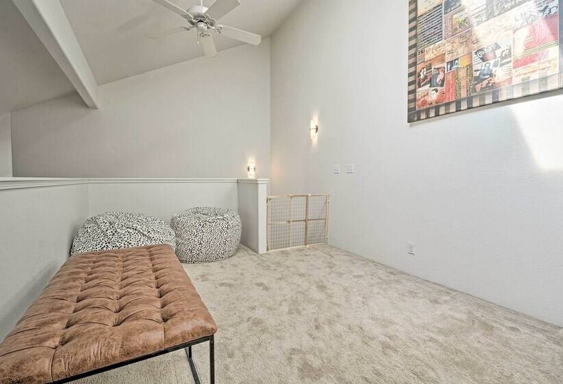 Chic Grants Pass Home   1 Mi To Drinks & Dining!