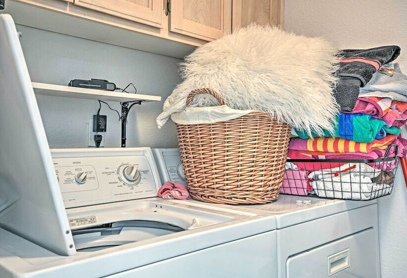 Chic Grants Pass Home   1 Mi To Drinks & Dining!