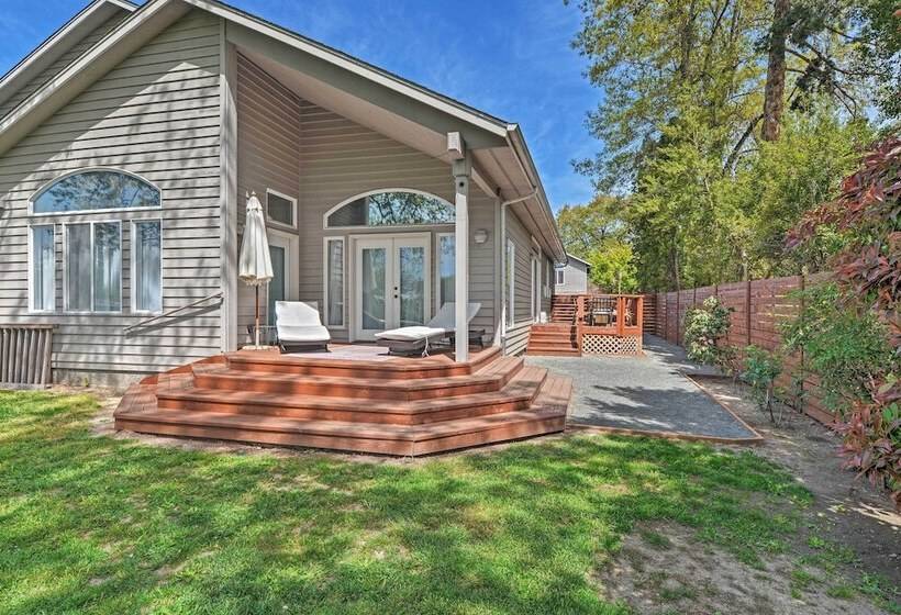 Chic Grants Pass Home   1 Mi To Drinks & Dining!