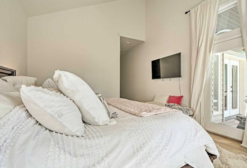 Chic Grants Pass Home   1 Mi To Drinks & Dining!