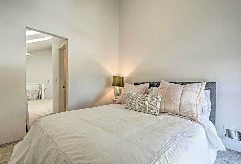 Chic Grants Pass Home   1 Mi To Drinks & Dining!