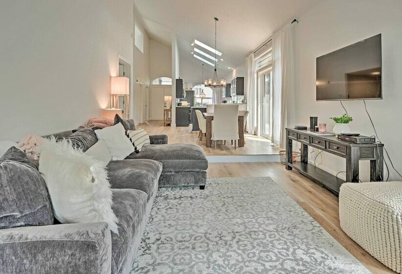 Chic Grants Pass Home   1 Mi To Drinks & Dining!