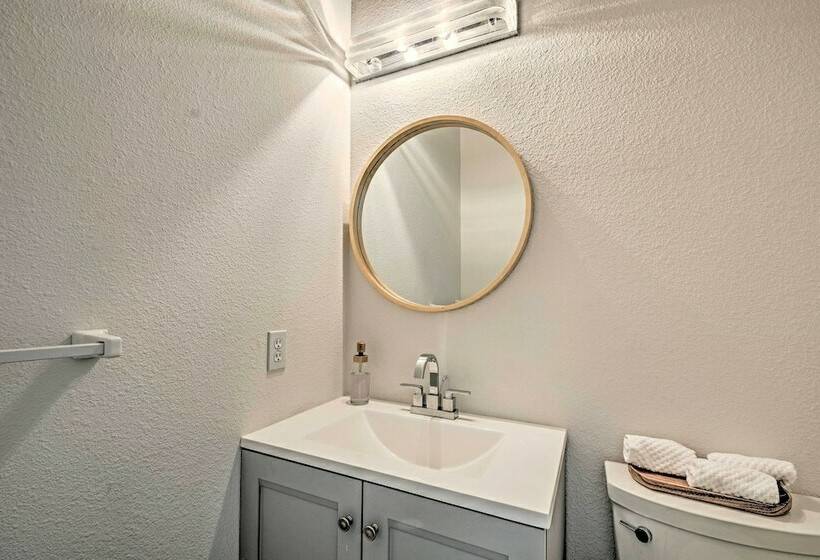 Chic Grants Pass Home   1 Mi To Drinks & Dining!