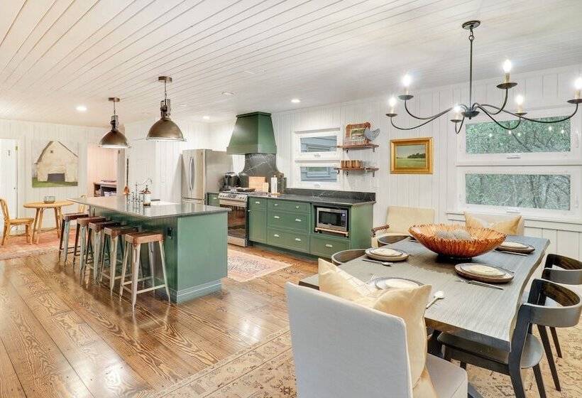 Chic Highlands Cabin Retreat W/ Deck + Office!