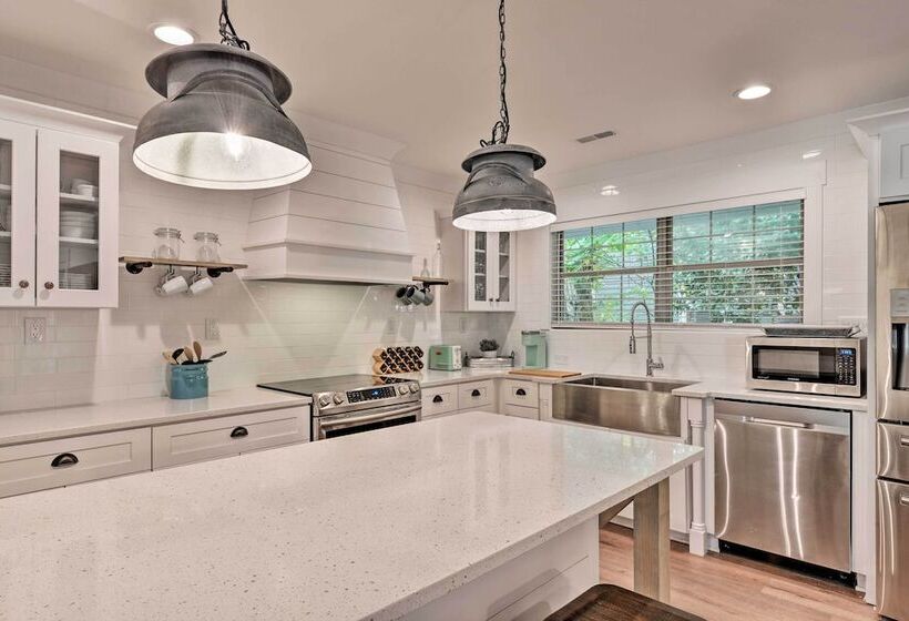 Chic Urban Farmhouse In Historic Dilworth W/ Patio