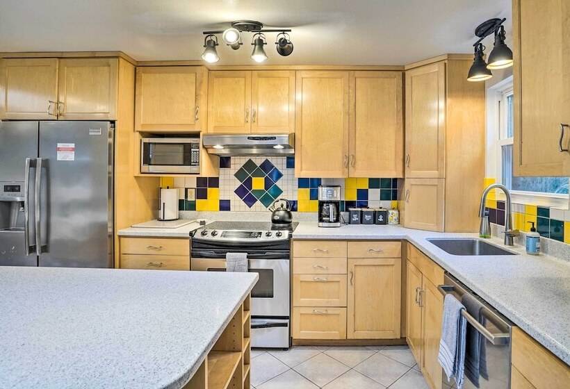 Classic Woodinville Escape Near Wineries