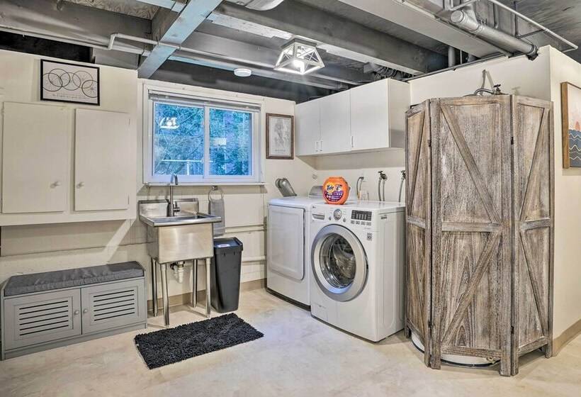 Classic Woodinville Escape Near Wineries