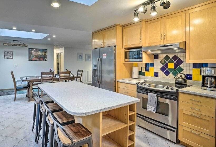 Classic Woodinville Escape Near Wineries