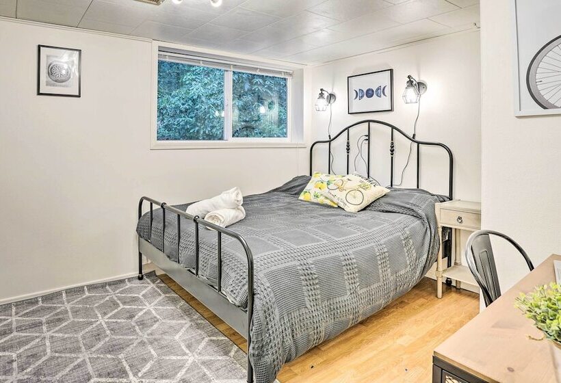 Classic Woodinville Escape Near Wineries