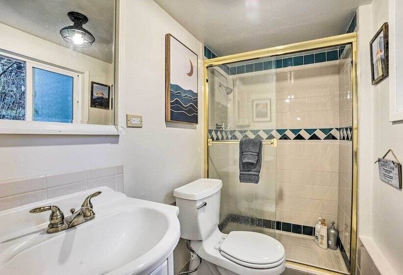 Classic Woodinville Escape Near Wineries