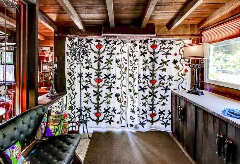 Converted Barn In Sebastopol W/ Private Patio!