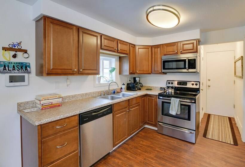 Cozy Anchorage Retreat < 4 Mi To Downtown!