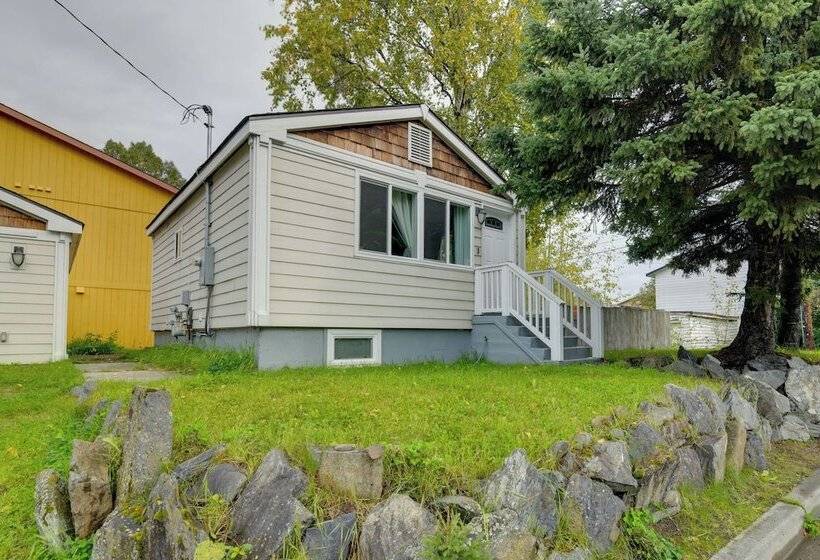 Cozy Anchorage Retreat < 4 Mi To Downtown!