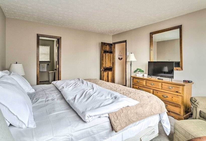 Cozy Burnsville Cabin W/ Deck & Mountain Views