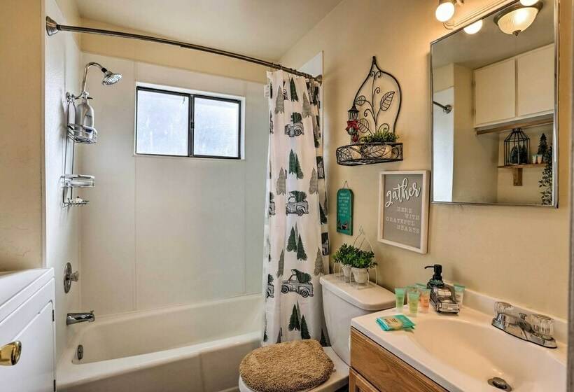 Cozy Cabin W/ Deck  Near Lake Arrowhead!