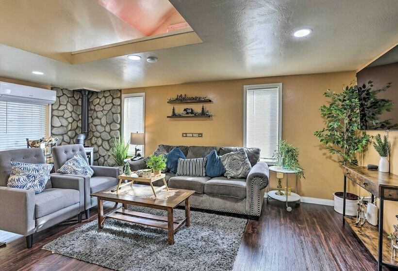 Cozy Cabin W/ Deck  Near Lake Arrowhead!