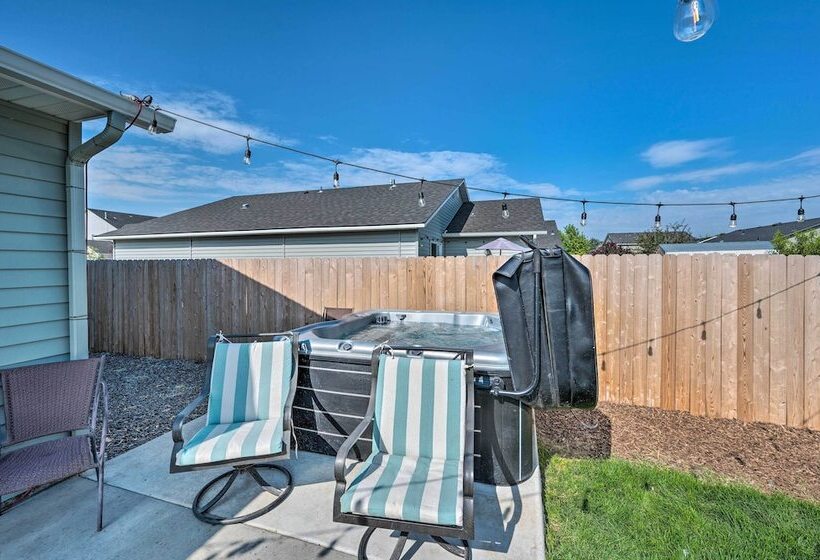 Cozy Caldwell Abode W/ Hot Tub ~ 3 Mi To Dtwn