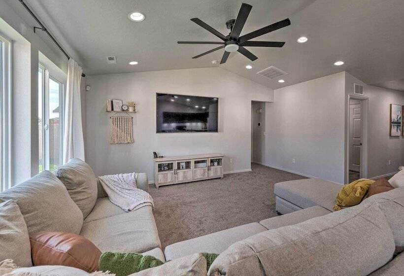 Cozy Caldwell Abode W/ Hot Tub ~ 3 Mi To Dtwn