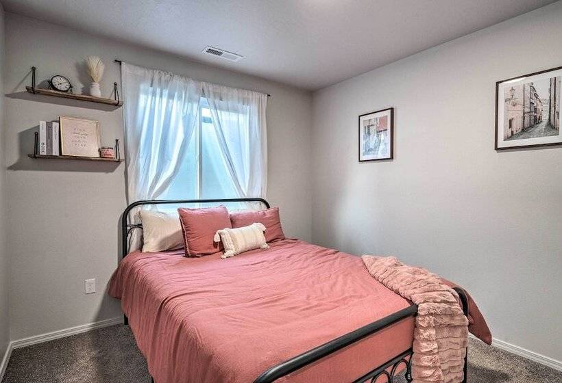 Cozy Caldwell Abode W/ Hot Tub ~ 3 Mi To Dtwn