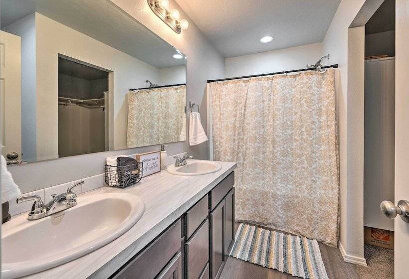 Cozy Caldwell Abode W/ Hot Tub ~ 3 Mi To Dtwn