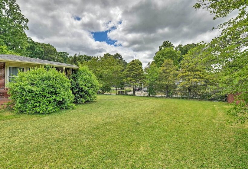 Cozy Charlotte Retreat W/ Yard ~ 5 Mi To Dtwn