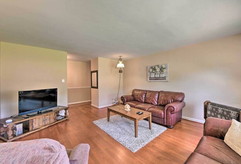 Cozy Charlotte Retreat W/ Yard ~ 5 Mi To Dtwn