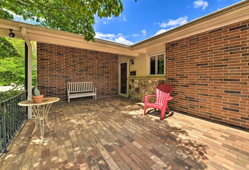 Cozy Charlotte Retreat W/ Yard ~ 5 Mi To Dtwn