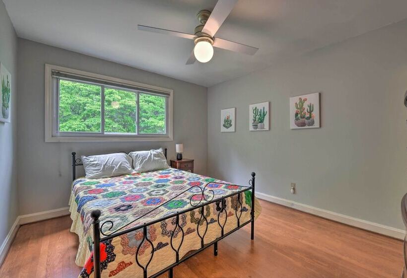 Cozy Charlotte Retreat W/ Yard ~ 5 Mi To Dtwn