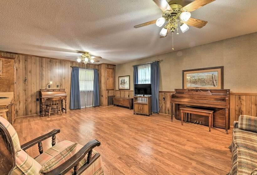 Cozy Charlotte Retreat W/ Yard ~ 5 Mi To Dtwn