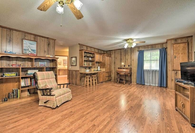 Cozy Charlotte Retreat W/ Yard ~ 5 Mi To Dtwn