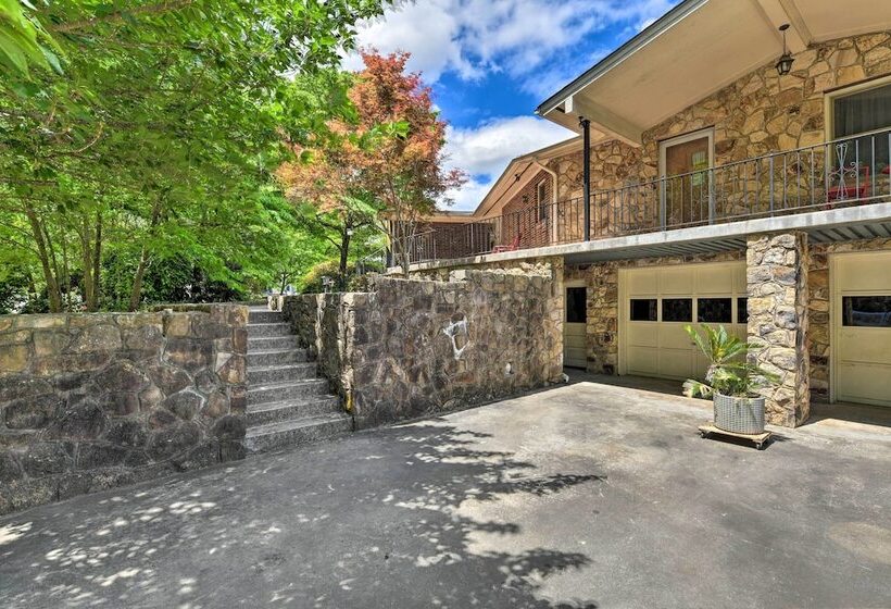 Cozy Charlotte Retreat W/ Yard ~ 5 Mi To Dtwn