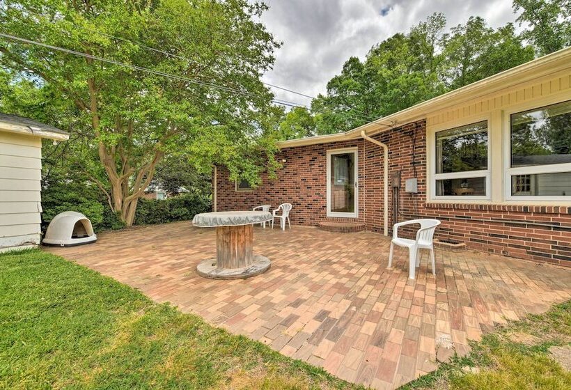 Cozy Charlotte Retreat W/ Yard ~ 5 Mi To Dtwn