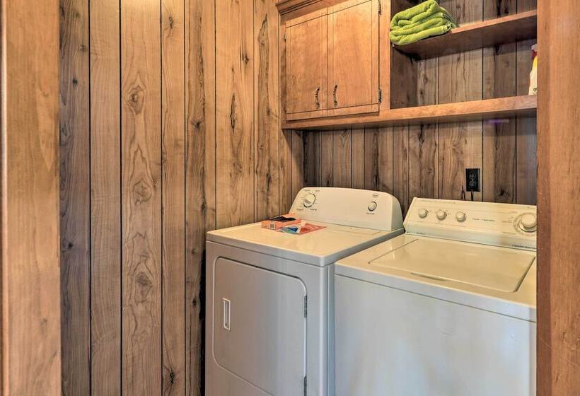 Cozy Charlotte Retreat W/ Yard ~ 5 Mi To Dtwn