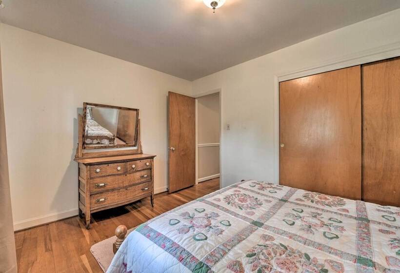 Cozy Charlotte Retreat W/ Yard ~ 5 Mi To Dtwn