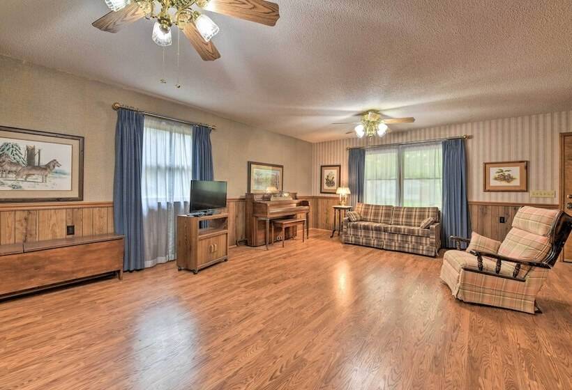Cozy Charlotte Retreat W/ Yard ~ 5 Mi To Dtwn