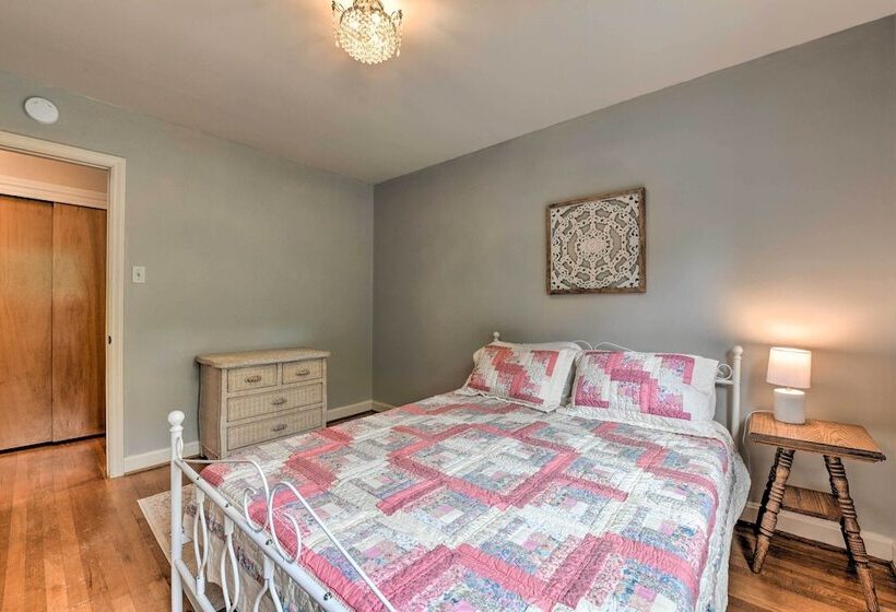 Cozy Charlotte Retreat W/ Yard ~ 5 Mi To Dtwn