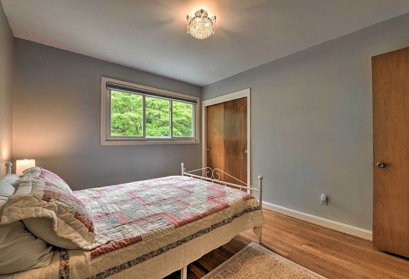 Cozy Charlotte Retreat W/ Yard ~ 5 Mi To Dtwn