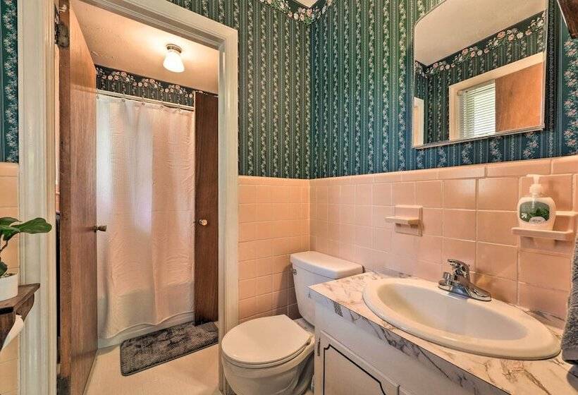 Cozy Charlotte Retreat W/ Yard ~ 5 Mi To Dtwn