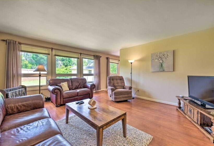 Cozy Charlotte Retreat W/ Yard ~ 5 Mi To Dtwn