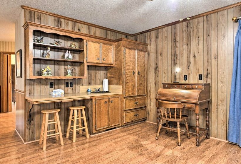 Cozy Charlotte Retreat W/ Yard ~ 5 Mi To Dtwn