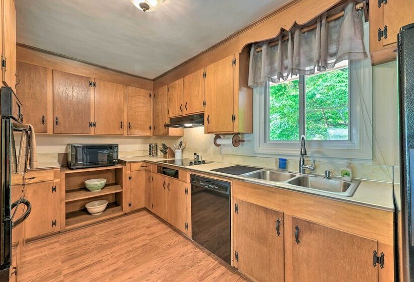 Cozy Charlotte Retreat W/ Yard ~ 5 Mi To Dtwn